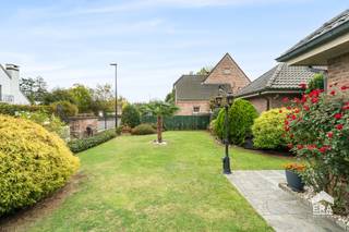 <p>Op zoek naar een <strong>ruime, energiezuinige villa (EPC C) op een rustige en groene locatie</strong>? Gevonden!<br /><br />De woning beschikt over <strong>vernieuwd buitenschrijnwerk</strong>, zonnepanelen met 3 thuisbatterijen, een <strong>recente keuken</strong> en <strong>centrale verwarming </strong>via convectoren en radiatoren met een<strong> condensatieketel met buitenvoeler.</strong><br /><br />De villa beschikt over<strong> 4 ruime slaapkamers</strong>, met de <strong>mogelijkheid om uit te breiden</strong> naar 5 of zelfs 6 slaapkamers. Daardoor is deze woning ideaal voor grotere gezinnen, maar ook voor wie extra ruimte zoekt voor een bureau, hobbykamer of logeerkamer. Bovendien is er de <strong>mogelijkheid om volledig gelijkvloers te wonen</strong>, wat ze bijzonder interessant maakt voor wie comfortabel en toekomstgericht wil wonen.</p>
<p>Een absolute troef is de <strong>dubbele garage</strong> met een elektrische garagepoort en een elektrische garagepoort. Daarnaast beschikt de woning over een <strong>grote oprit voor meerdere wagens</strong>, afgesloten door een automatisch hek. </p>
<p>Dankzij de<strong> rustige, groene ligging</strong> geniet je van een aangename woonomgeving, terwijl <strong>scholen, openbaar vervoer </strong>en andere voorzieningen zich<strong> </strong>op korte afstand<strong> </strong>bevinden.</p>
<p><strong>Interesse? Contacteer ons vandaag nog voor meer informatie of een bezoek via living@era.be of 053 41 40 25.</strong></p>