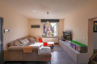 Zéér ruim, onbemeubeld duplex-appartement met 3 slaapkamers te huur in het centrum van Nieuwpoort-Stad. Ideaal als vaste woonplaats of als uitvalsbasis voor uw tweede verblijf aan zee! Voorzien van alle comfort en oppervlakte is dit een echt woon appartement. 3 slaapkamers, dressing, grote leefruimte, leef terras, nieuwe keuken, ruime berging,...<br />GEEN syndicuskosten.<br />EPC = 131