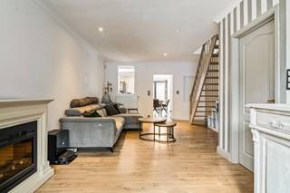 In een <strong>enkelrichtingsstraat </strong>in het rustige Terhagen vinden we deze charmante woning. Hoewel deze woning zeer rustig gelegen is, beschikt u over een <strong>vlotte bereikbaarheid</strong> naar de autosnelwegen E19 & A12 Antwerpen-Brussel. Bij thuiskomst hoeft u ook niet te zoeken naar parkeerruimte, aangezien deze straat voorzien van <strong>ruime parkeermogelijkheden</strong>. Voorts bevinden er zich enkele lokale winkels op wandelafstand, net zoals een basisschool en het openbaar vervoer. Maar ook de grootwarenhuizen liggen slechts op 5 min rijden van de woning. Wandelaars en fietsen hebben tenslotte ook veel mogelijkheden met het bos van Terhagen en en jaagpad langsheen de Rupel als mogelijke uitvalsbasis.<br /><br />De woning werd in 2011 volledig <strong>gerenoveerd </strong>en recent werd ook de tweede verdieping helemaal onder handen genomen. Deze woning is volledig instapklaar en beschikt over volgende indeling:<br /><strong>Gelijkvloers</strong>: inkomhal, woonkamer, keuken met lichtkoepel, toilet, technische ruimte met CV-installatie, deels overdekt terras met servitudeweg en ruime tuinberging;<br /><strong>Eerste verdieping</strong>: hal, 2 slaapkamers en badkamer;<br /><strong>Tweede verdieping</strong>: 3e slaapkamer welke nog dient afgewerkt te worden (vloer);<br /><br />Voorts beschikt deze woning over volgende troeven: <strong>EPC-label C, conforme elektrische installatie en asbestveilig</strong>. <br /><br />Kortom een instapklare woning op een zeer interessante locatie.<br /><br />Maak nu uw afspraak via info@leximmo.be of 03/459.99.99.<br />