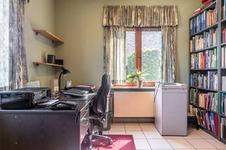 We betreden de woning in de inkomhal, waar we een eerste toilet vinden. Aan de linkerzijde van de hal bevindt zich een handige bureauruimte (9...