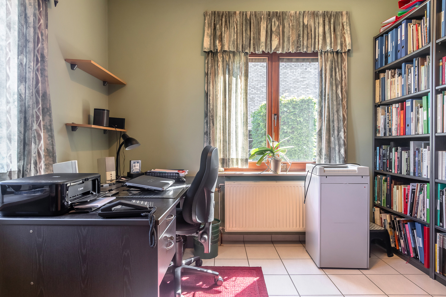 Woning met 3 slaapkamers, inpandige garage en weidse tuin - foto 3