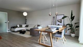 De woning is gelegen in de Oude Staatsbaan te Waarschoot en geniet van een uitstekende afwerking.<br /><br />Samenstelling: inkomhal, woonkamer met open keuken en aanpalende berging, toilet, inpandige garage.<br /><br />Op de verdieping: 3 slaapkamers, badkamer met ligbad en douche, apart toilet. Ook is er een ruime zolderverdieping voorzien.<br /><br />De woning geniet van een ruime tuin met tuinhuis.<br /><br />Er werd veel aandacht besteed aan de energiezuinigheid van de woning, daardoor zal de woning genieten van een label A.<br /><br /><strong>Vraag uw bezoekmoment aan via onze website!</strong>