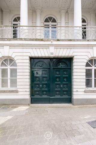 In het hart van Kortrijk vinden we deze indrukwekkende herenwoning, momenteel in gebruik als handelsruimte. Dankzij de uitstekende ligging...