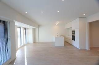 Dit stijlvol en modern appartement is rustig gelegen op het kerkplein van Melsele, op een centrale locatie nabij het dorpscentrum.<br /><br />Het appartement combineert hedendaags wooncomfort met een uiterst energiezuinige afwerking. Dankzij de vloerverwarming op basis van een warmtepomp geniet je van een aangenaam binnenklimaat en een energiezuinige manier van wonen.<br /><br />De ruime leefruimte met open keuken vormt het hart van het appartement. De keuken is volledig uitgerust met een koelkast met vriesvak, oven, combi-oven, vaatwasser, keramische kookplaat en dampkap. De parkettegel zorgt voor een stijlvolle en tijdloze uitstraling. Vooraan sluit het eerste terras (2 m²) mooi aan op de leefruimte en geniet je daar bovendien van de ochtendzon! <br /><br />Verder beschikt het appartement over 2 slaapkamers, een badkamer voorzien van inloopdouche, dubbel lavabomeubel en spiegel, een apart toilet met handenwasser, een nachthal met ruimte voor een vestiairekast en een praktische berging met aansluitingen voor wasmachine en droogkast.<br />Achteraan is er nog een tweede terras van 11,1 m², zuidgericht. <br /><br />Deze topper is beschikbaar vanaf 15 november 2026. De provisie voor de gemeenschappelijke kosten bedraagt 85 euro per maand (inclusief privé verbruik verwarming) <br /><br />Contacteer ons voor meer informatie en/of een plaatsbezoek via verhuur@homevast.be of tel. via 03 376 20 20.