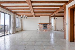 <strong>Ruim penthouse van 106 m² op de zesde en hoogste verdieping met 2 slaapkamers (3de mogelijk), 2 terrassen en ruime kelderberging. ***Garagebox in de ondergrondse verdieping optioneel*** EPC-label D – Watertoets A/A.</strong><br /><br />Dit aangename penthouse is gelegen op de zesde en hoogste verdieping van het appartementsgebouw en geniet dankzij de twee terrassen van een mooi uitzicht over Tienen.<br /><br />Het appartement omvat een inkomhal, een zeer ruime en lichtrijke woonkamer, een keuken, een nachthal, een apart toilet, een badkamer en twee ruime slaapkamers. Eén van de slaapkamers beschikt bovendien over een aparte dressingruimte. Een derde slaapkamer is mogelijk!<br /><br />Een belangrijke troef zijn de twee terrassen, gelegen aan zowel de voor- als achterzijde van het appartement. Vanaf beide terrassen geniet u van een mooi en open uitzicht over Tienen.<br /><br />Op de kelderverdieping beschikt het appartement over een zeer ruime private kelderberging. Optioneel:een afzonderlijke garagebox in de ondergrondse verdieping. <br /><br />Het appartementsgebouw is uitgerust met een personenlift. De verbruiken voor water, aardgas en elektriciteit zijn individueel.<br /><br />Dankzij de centrale ligging geniet het appartement van een uitstekende bereikbaarheid. Het station, de E40, winkels, scholen, openbaar vervoer en andere voorzieningen bevinden zich in de nabije omgeving.<br /><br />Interesse in een bezoek? Mail naar laurens@immogve.be of bel naar 0496 07 89 48.