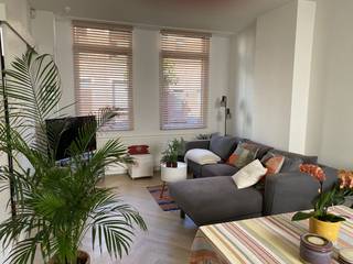 Gezellige instapklare woning in hartje Brasschaat
Op een gegeerde locatie in het centrum van Brasschaat bevindt zich deze charmante, volledig gerenoveerde rijwoning met een bewoonbare oppervlakte van 128 m² op een perceel van 85 m². Dankzij de centrale ligging geniet u van een uitstekende bereikbaarheid en bevindt u zich vlakbij scholen, het prachtige Park van Brasschaat, winkels, gezellige restaurants en de levendige Bredabaan.
Een ideale thuis voor gezinnen, koppels of starters die op zoek zijn naar zorgeloos wonen op een toplocatie.
Bij binnenkomst wordt u verwelkomd in een verzorgde inkomhal met gastentoilet. De lichtrijke woonkamer, eetkamer en veranda vormen samen een aangename leefruimte waar comfort en gezelligheid centraal staan. De recent geplaatste visgraatvloer geeft het geheel een warme en stijlvolle uitstraling. Vanuit de leefruimte heeft u toegang tot de volledig ingerichte keuken, de praktische bijkeuken met extra bergzolder.
Zowel via de veranda met schuifdeur als via de bijkeuken bereikt u het gezellige terras, waar u vanaf de middag volop van de zon geniet. Een heerlijke plek om te ontspannen, gezellig te tafelen of te genieten van lange zomeravonden.
Op de eerste verdieping bevindt zich een ruime slaapkamer van 17 m² en een smaakvol gerenoveerde badkamer (Van Marcke), uitgerust met een dubbele lavabo, een ligbad en een comfortabele inloopdouche. De tweede verdieping biedt plaats aan twee extra slaapkamers van respectievelijk 12 m² en 10 m².
Een bijkomende troef is de handige zij-ingang, ideaal voor het stallen van fietsen en het plaatsen van afvalcontainers.
Energiezuinig wonen :
Ook op energetisch vlak scoort deze woning uitstekend. Met een EPC-score van 299 kWh/m²/jaar (label C) geniet u van een comfortabele en energiezuinige woonomgeving. Verder beschikt de woning over een condenserende gasketel, hoogrendementsbeglazing en automatische rolluiken.