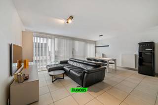 📍 Op een uitstekende ligging bevindt zich dit moderne éénslaapkamerappartement (bouwjaar 2018), ideaal als starterswoning, tweede verblijf of rendabele investering 💼🏡.<br /><br />Het appartement verwelkomt u via een nette inkomhal met apart toilet. De lichtrijke woonkamer sluit naadloos aan op de open, volledig ingerichte keuken 🍽️ en vormt samen een aangename leefruimte.<br /><br />Grote raampartijen geven uit op het zalige terras dat zich uitstrekt over de volledige lengte van de woonkamer – perfect om te ontspannen of gasten te ontvangen.<br /><br />De slaapkamer werd op maat ingericht en beschikt over ingebouwde kasten, wat zorgt voor een optimale benutting van de ruimte.<br /><br />De luxueuze badkamer is uitgerust met zowel een bad als een douche en straalt comfort en kwaliteit uit.<br /><br />Verder beschikt het appartement over een EPC-label B en is de elektriciteit volledig conform, wat bijdraagt aan zorgeloos en energiezuinig wonen.<br /><br />🏡 Kortom: een modern en instapklaar appartement met alle comfort op een gegeerde locatie – ideaal om meteen van te genieten!<br /><br />