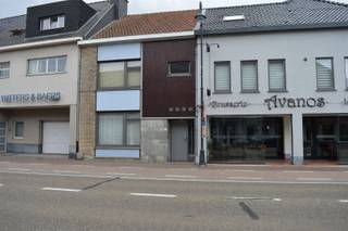 <p><span><strong>Vraag uw bezoek aan via info@optimusvastgoed.be!</strong></span><br /><span><strong>TE HUUR: Gesloten bebouwing met 2 slaapkamers in het centrum van Heusden!</strong></span><br /><span>Deze woning heeft een gunstige ligging in het centrum van Heusden, met allerhande faciliteiten op wandelafstand. Openbaar vervoer is tevens op wandelafstand en het commercieel centrum van Heusden bevindt zich op enkele minuten rijden.</span><br /><span>Recent is de woning (gedeeltelijk) gerenoveerd en voorzien van nieuwe ramen, een nieuwe keuken en een tweede badkamer. Op het gelijkvloers heeft u een ruime inkomhal, karaktervolle woonkamer, keuken en badkamer met douche en toilet. Op de eerste verdieping vindt u 2 slaapkamers en de 2de badkamer met ligbad en toilet. De woning heeft een volledig ingesloten terras.</span><br /><span><strong>Ligging:</strong></span><br /><span>In het centrum van Heusden, vlakbij allerhande faciliteiten met openbaar vervoer op wandelafstand.</span><br /><span><strong>Indeling:</strong></span><br /><span>- Gelijkvloers: inkomhal, woonkamer, keuken, badkamer.</span><br /><span>- Verdieping: 2 slaapkamers en badkamer met ligbad.</span><br /><span>- Buitenaanleg: terras en mogelijkheid tot parkeren.</span><br /><span><strong>Troeven:</strong></span><br /><span>- Gunstige ligging!</span><br /><span>- Nieuwe keuken!</span><br /><span>- 2 badkamers!</span><br /><span><strong>EPC E met certificaatnummer 20261007-0003965781-RES-1.</strong></span><br /><span><strong>Beschikbaar vanaf 01.11.2026.</strong></span></p>
