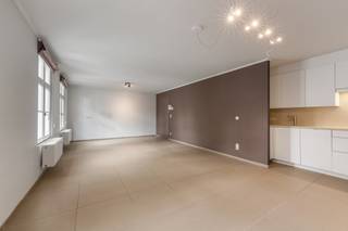 <p>Instapklaar appartement in het centrum van Puurs-Sint-Amands, vlak bij openbaar vervoer en het treinstation.</p>

<p>Dit energiezuinig appartement met EPC B combineert comfortabel wonen met een centrale ligging in Puurs-Sint-Amands. Het appartement werd gebouwd in 2010 en biedt een praktische indeling met ruime leefruimtes en twee slaapkamers. De volledig ingebouwde keuken sluit mooi aan op de lichtrijke living, wat zorgt voor een aangename woonomgeving. Achteraan het gebouw is er bovendien de mogelijkheid om te parkeren op vier plaatsen, een absolute meerwaarde in het centrum. Dankzij de instapklare afwerking kan je hier meteen comfortabel wonen.</p>

<p> </p>

<p>Belangrijkste ruimtes:<br />• Ruime living (25 m²) met aangename lichtinval<br />• Volledig ingebouwde keuken (15 m²)<br />• Inkomhal (17 m²) met vlotte circulatie<br />• Badkamer (5 m²) met ligbad, toilet en wastafel in meubel<br />• Berging (4 m²) met technische ruimte<br />• Slaapkamer (9 m²)<br />• Ruime zolder slaapkamer (30 m²) nog vrij in te richten</p>

<p>Troeven:<br />• Instapklaar appartement gebouwd in 2010<br />• Mogelijkheid om achteraan te parkeren op 4 plaatsen<br />• Energiezuinig wonen met EPC B</p>

<p> </p>

<p>Neem vandaag nog contact op met je ERA-makelaar voor een bezoek.</p>

<p>JOUW DROOMAPPARTEMENT. ZO GEVONDEN!</p>