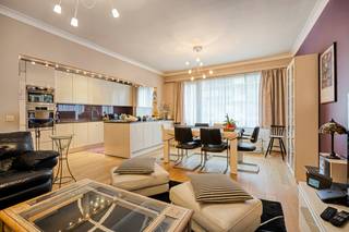 <br />Instapklaar en lichtrijk 2-kamerappartement met garagebox op topligging<br />Immo DAVID stelt u met trots dit instapklare en bijzonder lichtrijke 2-kamerappartement voor, gelegen in een kleinschalig en goed onderhouden gebouw. Dankzij de centrale ligging geniet u van een uitstekende bereikbaarheid én een aangename woonomgeving.<br />Het appartement omvat een inkomhal die via een stijlvolle glaspartij in verbinding staat met de leefruimte, wat zorgt voor een extra ruimtelijk gevoel en maximale lichtinval. De gezellige living sluit naadloos aan op de volledig geïnstalleerde open keuken (2018). Verder beschikt het appartement over een apart toilet, een praktische wasplaats, een badkamer en twee slaapkamers, waarvan één is uitgerust met een eigen wastafel en douche.<br />Een absolute meerwaarde zijn de twee terrassen aan voor- en achterzijde, ideaal om op elk moment van de dag van de zon te genieten. Bovendien is er een lift aanwezig in het gebouw.<br />Bij het appartement hoort er tevens een garagebox bij. Mogelijkheid om de garagebox afzonderlijk aan te kopen voor 25.000,- euro.<br />De ligging is ronduit uitstekend: vlakbij de Ring, Brussel, Laarbeekbos, UZ Jette, fietssnelwegen, scholen, winkels en openbaar vervoer.<br />Daarnaast beschikt het appartement over een gunstig EPC (score D).<br />Kortom: een instapklaar appartement met licht, ruimte en topligging – absoluut een bezoek waard!