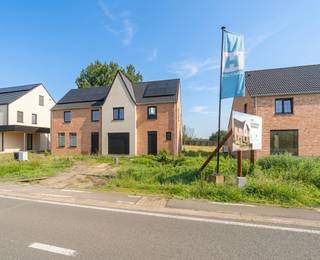 Hectaar bouwt drie landelijke en energiezuinige nieuwbouwwoningen, centraal gelegen in Waarschoot (Lievegem). Hier geniet u van de rust en charme van een landelijke omgeving, terwijl u toch vlot toegang hebt tot openbaar vervoer, scholen en winkels.<br /><br /><strong>Indeling van de woning: </strong><br />Gelijkvloers: inkomhal met gastentoilet, lichtrijke leefruimte met open keuken, inpandige garage of ruime berging. <br />Eerste verdiep: nachthal met apart toilet, 3 ruime slaapkamers, badkamer met ligbad, inloopdouche en dubbele wastafel. <br />Zolder: toegankelijk met uitklapbare trap, grote bergruimte. <br /><br /><strong>Extra troeven: </strong>
<ul>
<li>Unieke locatie</li>
<li>Lucht-water warmtepomp</li>
<li>Inpandige garage met elektrische garagepoort </li>
<li>Zonnige tuin </li>
<li>Inclusief laminaat in de nachthal en slaapkamers</li>
</ul>
Interesse in deze prachtige woningen te Waarschoot? Aarzel zeker niet om contact op te nemen!