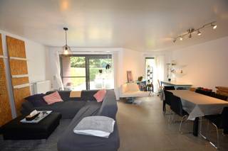 Gelijkvloers appartement op een absolute toplocatie te centrum Ranst, bestaande uit: ruime inkomhal met apart toilet met handenwasser; riante leefruimte met toegang tot een zuidoost gericht terras (36 m²!); open keuken voorzien van keramische kookplaat, dampkap, combi-oven, koelkast en vaatwasser; handige bijkeuken met aansluiting voor wasmachine; ruime slaapkamer; badkamer met ligbad, douche en lavabomeubel. Tevens beschikt het appartement over een privatieve kelderberging en een gemeenschappelijke fietsenstalling. Centrale verwarming op aardgas en ramen in aluminium schrijnwerk met dubbele beglazing. Provisie maandelijkse kosten: 80 euro. EPC: 124 kWh/m². Onmiddellijk beschikbaar of overeen te komen.