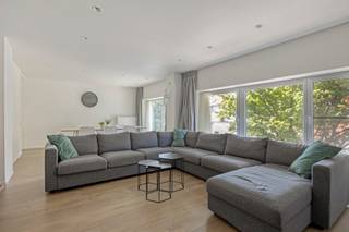 Ontdek dit ruime en instapklare appartement van 96 m², gelegen in een rustige en aangename woonomgeving in Oostende. Dankzij de recente renovatie, de kwalitatieve afwerking en de uitstekende energieprestaties biedt dit appartement een ideale combinatie van comfort en duurzaamheid.<br /><br />De lichtrijke leefruimte vormt samen met de moderne open keuken het hart van de woning. Vanuit de keuken heeft u rechtstreeks toegang tot het terras.<br /><br />Het appartement beschikt over twee slaapkamers, een afzonderlijk gastentoilet en een stijlvolle badkamer met een ruime inloopdouche en een moderne lavabo.<br /><br />Met een EPC-label A en een uitstekende isolatie bent u verzekerd van een energiezuinige woning met een laag energieverbruik en optimaal wooncomfort.<br /><br />Dit appartement verkeert in uitstekende staat en is volledig instapklaar. Bovendien bestaat de mogelijkheid om een zeer ruime garage van 19 m² of 23 m² afzonderlijk aan te kopen, een bijzonder waardevolle troef in deze rustige buurt. Het gebouw beschikt over een lift maar biedt geen rechtstreekse toegang tot het appartement.<br /><br />Bent u op zoek naar een ruim, energiezuinig en smaakvol gerenoveerd appartement in Oostende? Contacteer dan de eigenaar via 0489/67.89.80 voor meer informatie of een bezoek.