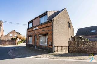 Ruime woning met 4 slaapkamers, garage en tuin te Moerzeke.Indeling: gelijkvloers: ruime woonkamer, keuken, berging/wasplaats, slaapkamer, badkamer,...