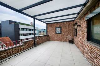 <p><span> </span></p><h2><span>Exclusief gerenoveerd appartement van 195 m² in het centrum van Genk met terras</span></h2><p><span>Winterslagstraat 36 3600 Genk</span></p><p><span>Dit uitzonderlijk ruim en hoogwaardig afgewerkt appartement bevindt zich op de vierde verdieping van een uitstekend onderhouden residentie, midden in het centrum van Genk. In 2022 werd de woning volledig en luxueus gerenoveerd, waarbij twee afzonderlijke units werden samengevoegd tot één royale en harmonieuze leefruimte van maar liefst 195 m².</span></p><p><span>Een unieke opportuniteit voor wie ruimte, comfort en een absolute topligging combineert met hedendaagse luxe.</span></p><h2><span>Topligging in hartje Genk</span></h2><p><span>Gelegen op wandelafstand van winkels, scholen, openbaar vervoer en het station, geniet u hier van een optimale bereikbaarheid zonder afhankelijk te zijn van de wagen. Het vernieuwde en vergroende stadsplein bevindt zich vlakbij en vormt het decor voor evenementen, gezellige terrasjes en ontspannende wandelingen.</span></p><h2><span>Indeling</span></h2><h3><span>Inkomhal</span></h3><p><span>De ruime inkomhal straalt meteen klasse uit en beschikt over een ingebouwde maatkast, ideaal voor vestiaire en extra bergruimte.</span></p><h3><span>Leefruimte</span></h3><p><span>De royale woonkamer (bijna 50 m²) geniet van overvloedige lichtinval en is voorzien van:</span></p><ul><li><span>Ingebouwde sfeerverlichting</span></li><li><span>Airconditioning (koelen en verwarmen)</span></li><li><span>Moderne, onderhoudsvriendelijke PVC-laminaatvloer</span></li></ul><p><span>Vanuit de leefruimte is er toegang tot twee balkons én de aparte keuken.</span></p><h2><span>Hypermoderne keuken</span></h2><p><span>De afgesloten keuken is hoogwaardig afgewerkt en uitgerust met kwalitatieve toestellen:</span></p><ul><li><span>Ingebouwde koffiemachine, stoomoven en oven (Siemens)</span></li><li><span>LG-koelkast</span></li><li><span>Stenen werkblad</span></li><li><span>Ingebouwde vaatwasser</span></li><li><span>2-in-1 kookplaat met geïntegreerde dampkap</span></li></ul><p><span>Aansluitend bevindt zich een praktische berging met maatkasten, voorzien voor wasmachine en droogkast op werkhoogte.</span></p><h2><span>Buitenruimte</span></h2><p><span>Via de keuken bereikt u het indrukwekkende hoofdterras van 27 m², recent vernieuwd en voorzien van een stijlvolle overkapping met geïntegreerde verlichting. Hier geniet u van een prachtig uitzicht over het centrum van Genk en zit u letterlijk op de eerste rij voor evenementen zoals Genk On Stage.</span></p><p><span>Daarnaast beschikt het appartement over in totaal drie balkons.</span></p><h2><span>Slaapkamers</span></h2><p><span>Alle slaapkamers bevinden zich aan de achterzijde van het gebouw, wat maximale rust garandeert.</span></p><ul><li><span>Master bedroom</span><span> (5,00 x 3,80 m) met eigen dressing (1,60 x 3,80 m) en airconditioning</span></li><li><span>Slaapkamer 2</span><span> (3,90 x 4,35 m) met ingebouwde kast en airco</span></li><li><span>Slaapkamer 3</span><span> (3,95 x 3,65 m), volwaardige ruime kamer</span></li><li><span>Pergola / glazen kamer</span><span> met veel daglicht en balkon (1,20 x 20,85 m), ideaal als extra slaapkamer, bureau of hobbyruimte</span></li></ul><h2><span>Badkamer & sanitair</span></h2><p><span>De moderne badkamer (3,10 x 2,20 m) is stijlvol afgewerkt en voorzien van:</span></p><ul><li><span>Luxe inloopdouche</span></li><li><span>Dubbele lavabo</span></li></ul><p><span>Daarnaast is er een apart gastentoilet.</span></p><h2><span>Extra troeven</span></h2><ul><li><span>Privéberging in de ondergrondse verdieping (formaat parkeerplaats)</span></li><li><span>Mogelijkheid tot aankoop van twee ondergrondse parkeerplaatsen</span></li><li><span>Volledig gerenoveerd in 2022</span></li><li><span>Instapklaar</span></li><li><span>Snelle beschikbaarheid mogelijk</span></li></ul><h2><span>Samengevat</span></h2><ul><li><span>Locatie: Winterslagstraat 36, 3600 Genk</span></li><li><span>Bewoonbare oppervlakte: 195 m²</span></li><li><span>3 balkons, waarvan één van 27 m²</span></li><li><span>4 slaapkamers (inclusief pergolaruimte)</span></li><li><span>1 luxe badkamer + apart toilet</span></li><li><span>Hoogwaardige keuken met premium toestellen</span></li><li><span>Mogelijkheid tot aankoop van 2 ondergrondse parkeerplaatsen</span></li></ul><p><span>Bent u op zoek naar een uitzonderlijk ruim en luxueus appartement in het centrum van Genk?</span></p><p><span>Contacteer ons vandaag nog voor een bezoek:</span></p><p><span><br />Ercan@jemar.be<br />0484 03 68 92</span></p><p><span> </span></p>
