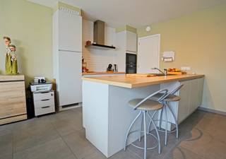 Dit nieuwbouwappartement, op de 1ste verdieping, situeert zich in de nieuwbouwresidentie ‘Hof van Cleemput’, nabij het centrum van Bornem...