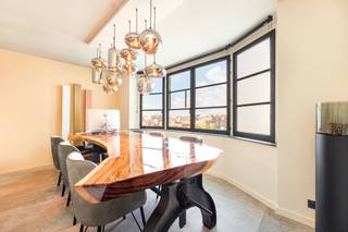 Op een gegeerde locatie in het bruisende hart van het Eilandje: wonen in het Koninklijke Entrepot. <br /><br />Dit drie-slaapkamer appartement bevindt zich op de 6de verdieping van het Koninklijk Entrepot op het Eilandje. De grandeur van dit gebouw, met fenomenaal zicht op het water en zijn omliggende restaurantjes, geven een blijvend vakantiegevoel aan het appartement.<br />In de zonnige leefruimte geniet u onmiddellijke het wijdse zicht over het Willemdok en het MAS. Aanpalend open keuken voorzien van alle comfort. In de keuken is het gezellig vertoeven aan het kookeiland, lekker lang brunchen op zondag of een cosy apero. <br /><br />Rustig gelegen aan de achterzijde van het gebouw bevindt zich de master bedroom met ingemaakte kasten. En-suite badkamer uitgerust met een sauna, ligbad, inloopdouche en dubbele wastafel. Tweede en derde slaapkamer, telkens voorzien van inbouwkasten. <br /><br />Het royale appartement werd recent hoogwaardig gerenoveerd met aandacht voor de beste materialen. <br /><br />In de ondergrondse garage is een autostaanplaats inbegrepen alsook een gemeenschappelijke fietsenberging.<br /><br />Kortom, high-end afgewerkt appartement met frontaal zicht op het MAS op een toplocatie. <br /><br />Troeven: <br />- uitzonderlijke finishing<br />- schitterende locatie aan het MAS<br />- autostaanplaats