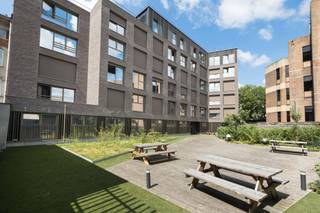 Deze twee prachtige studentenkamers van elk 25 m², gelegen in het recente studentencomplex UNEST Erasmus dat in 2023 is gebouwd, bieden een uitstekende investeringskans in een van de meest gewilde universiteitswijken van Brussel.<br />De woningen bestaan uit een lichte woonruimte met een slaapgedeelte, een kitchenette (kookplaten, afzuigkap, koelkast, spoelbak en opbergruimte) en een eigen doucheruimte met toilet en wastafel. Modern, functioneel en perfect geoptimaliseerd: deze woningen voldoen volledig aan de verwachtingen van de studenten van vandaag.<br />De residentie biedt een bijzonder aantrekkelijke leefomgeving dankzij de talrijke gemeenschappelijke ruimtes: fitnessruimte, verschillende studiezalen, gemeenschappelijke keuken, ontspanningsruimte, speelkamer met biljarttafel, wasruimte, fietsenstalling en een gezellige binnenplaats, die zowel academisch succes als gezelligheid bevorderen.<br />De strategische ligging, vlak bij de Erasmus-campus, Brussel-Zuid, het openbaar vervoer, winkels en de belangrijkste verkeersaders, zorgt voor een uitstekende verhuurbaarheid. Brussel telt ongeveer 140.000 studenten en de vraag naar studentenwoningen blijft stijgen, terwijl het aanbod ontoereikend blijft, waardoor dit type pand een veilige investering is op de vastgoedmarkt.<br />Het pand wordt momenteel verhuurd voor 590 €/maand, plus 120 €/maand aan voorschotten voor huurlasten, waardoor de belegger vanaf de aankoop onmiddellijk huurinkomsten geniet. EPC: B+. Kosten voor de eigenaar: 45 €/maand per studentenkamer. Voldoet aan de CE-normen.<br />Of u nu een eerste investering wilt doen of uw vastgoedportefeuille wilt uitbreiden, deze studentenkamer heeft alles in huis: een recent gebouw, grote vraag naar huurwoningen, uitstekend waardestijgingspotentieel en investeringszekerheid in een markt die voortdurend in beweging is.