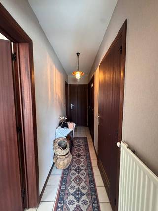 Het appartement is gelegen in de Marialei, een rustige woonstraat in Schoten, op een aangename locatie waar rust en bereikbaarheid mooi samenkomen!! <br />In de onmiddellijke omgeving bevinden zich scholen, winkels, supermarkten en openbaar vervoer, waardoor dagelijkse verplaatsingen bijzonder praktisch zijn. Ook het centrum van Schoten, Merksem en de belangrijkste verbindingswegen zijn vlot bereikbaar. Zeer goed investering!! Klein gebouw met 3 appartementen=Lage gemeenschappelijke kosten. Alle meters van gas, water en elektriciteit zijn afzonderlijk. We zoeken een investeerder die het appartement koopt om verder te verhuren aan onze huurder! Indeling; inkomhal met aparte toilet, berging, ruime woon-en eetkamer met zeer veel lichtinval, keuken, 2 mooie slaapkamers en badkamer. Gunstige energiescore: B attest (125kwh/m²). Voor meer informatie of vrijblijvend plaatsbezoek 0488/60.05.07