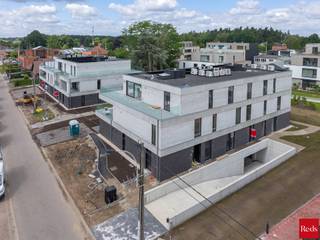 <span>LAATSTE APPARTEMENTEN. <br /><br />Nieuwbouwproject 'T Zand, gelegen in het centrum van Zandhoven, biedt ruime en stijlvol afgewerkte appartementen met zuid georiënteerde terrassen en parkeergelegenheid. De energiezuinige en duurzame appartementen laten veel natuurlijk daglicht binnen en zijn uitgerust met duurzame technieken (warmtepomp, vloerverwarming- en koeling, ventilatiesysteem D, ...). <br />Bovendien kunnen de bewoners vanuit Zandhoven zich gemakke</span>lijk verplaatsen naar de stadscentra van Antwerpen en Lier en is de dorpskern van Zandhoven vlakbij. <br /><br />Residentie 't Zand zal bestaan uit 22 appartementen, allen met terras, met een oppervlakte variërend tussen 79 en 169 m². Alle appartementen zullen gekenmerkt worden door vooruitstrevendheid en kwaliteit. <br />Ons cliënteel heeft bij de inrichting van de app bovendien nog veel keuzevrijheid waardoor elk app uniek wordt. Bovendien zal het E-peil van deze appartementen maximum 20 bedragen waar<span>door U kan genieten van een korting op de onroerende voorheffing</span><span>! </span>Een staanplaats en berging in de ondergrond dient mee aangekocht te worden.<br /><br />Info en verkoop:<br />De verkoop geschiedt onder BTW op het constructieaandeel en registratierechten op grondaandeel, onder de voorwaarden van de wet Breyne. Voor meer info of een verkennend gesprek, contacteer Karin 0486/97 84 27 of karin@reds.be
