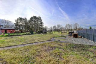 <p>Te koop: Open bebouwing in Herselt, met een royale tuin van 1230 m².</p><p><span>Bekijk de woning  </span>hier <span>alvast volledig virtueel zowel binnen als buiten.</span></p><p><br /></p><p>Deze woning uit 1989 biedt een aangename leefomgeving met vrij zicht en een vlotte verbinding naar invalswegen en openbaar vervoer. De grote tuin vormt een ideale plek voor buitenleven, terwijl de praktische indeling zorgt voor comfortabel wonen. De garage met automatische poort en verwarmingsketel maakt het geheel compleet.</p><p><br /></p><p>Belangrijkste ruimtes:</p><p>• Inkomhal met toegang tot leefruimte</p><p>• Woonkamer met veel lichtinval</p><p>• Keuken met dubbele spoelbak, dampkap, koelkast, elektrische kookplaat en oven</p><p>• Badkamer met ligbad, wastafel in meubel en ééngreepsmengkraan</p><p>• 1 slaapkamer</p><p>• Berging voor extra opslag</p><p>• Garage met automatische poort, verlichting, elektriciteit en verwarmingsketel</p><p>• Ruime tuin (1230 m²)</p><p><br /></p><p>Troeven:</p><p>• Grote tuin met vrij zicht</p><p>• Goede bereikbaarheid via invalswegen en openbaar vervoer</p><p>• Praktische indeling met garage en berging</p><p><br /></p><p>Neem vandaag nog contact op voor een bezoek.</p><p><br /></p><p>JOUW DROOMHUIS. ZO GEVONDEN!</p>