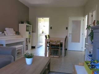 <strong>Ruime Bel-Etage</strong> woning met <strong>2 slaapkamers</strong>, TERRAS en grote <strong>TUIN </strong>op een interessante ligging in Assebroek, vlakbij het centrum, diverse winkels en met een vlotte verbinding naar de ring en het centrum van Brugge.<br />+ Energielabel C!<br />+ Uitstekende mobiscore  9,1 op 10!  <br />Garage niet inbegrepen<br /><br />Omvat een inkom met vestiaire, wasplaats, ruime berging, badkamer met ligbad, lavabo en toilet, terras en tuin, living, ingerichte keuken, 2 slaapkamers waarvan 1 met een wastafel, 2e badkamer met douche en toilet.<br />#leukwonen #assebroek #brugge<br /><br />Beschikbaar  1 oktober 2026