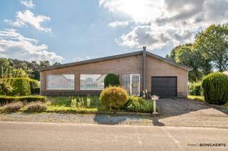 Ben je op zoek naar een comfortabele woning zonder trappen? Deze instapklare gelijkvloerse bungalow biedt een praktische indeling, ruime leefruimtes en heel wat extra bergruimte. <br /><br />INDELING<br />Via de inkomhal komt u in de woning. Van hieruit heeft u toegang tot het apart toilet, de verschillende leefruimtes en de slaapkamers.<br /><br />De woning beschikt over een grote en aangename leefruimte, ideaal voor het creëren van een gezellige zithoek en eetplaats. Aansluitend bevindt zich de keuken, met toegang tot de veranda. Deze biedt een fijne extra leefruimte en een aangename verbinding met buiten.<br /><br />Verder zijn er 3 slaapkamers, waarvan één slaapkamer uitgerust is met een praktische inbouwkast. De vernieuwde badkamer zorgt voor extra comfort.<br /><br />Een grote troef is de volledig onderkelderde woning. Daarnaast beschikt de woning over een inpandige garage, wat zorgt voor extra gemak en comfort.<br /><br />De bungalow is instapklaar en kan zonder grote werken meteen betrokken worden. Met een EPC-label D is er bovendien geen renovatieverplichting.<br /><br />PLUSPUNTEN<br />+ Gelijkvloerse, instapklare bungalow<br />+ Grote leefruimte<br />+ Vernieuwde badkamer<br />+ 1 slaapkamer met inbouwkast<br />+ Volledig onderkelderd<br />+ Inpandige garage<br />+ Geen renovatieverplichting<br /><br />Een praktische en comfortabele woning met alles op één niveau, ideaal voor wie op zoek is naar een instapklare bungalow met veel ruimte en bergruimte.