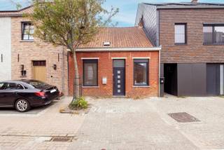 Gezellige woning met 2 slaapkamers en tuin.<br /><br />Deze woning bevindt zich in een rustige, autoluwe straat in Kontich-Kazerne. Alle voorzieningen zijn vlot bereikbaar: supermarkt, bakker, 2 scholen en het treinstation liggen op wandelafstand. De woning scoort goed op energiegebied met een EPC-label C. Verder is een een centraal systeem voorzien voor de bediening van verlichting, ingebouwde muziekspeakers en elektrische rolluiken.<br />De aangename tuin vormt een mooie aanvulling en biedt veel mogelijkheden.<br /><br />De indeling is als volgt:<br /><br />Gelijkvloers: leefruimte met haard, keuken, eethoek en berging.<br />Tussenverdieping: badkamer<br />Zolderverdieping: nachthal, 2 slaapkamers<br />Kelder<br /><br />Algemeen:<br />- Gunstige ligging<br />- EPC C<br />- Asbestveilig<br />- Elektriciteit conform<br /><br />Bekijk zeker de 360° rondgang via onze website (+ mogelijkheid tot opmeten en ontmeubelen).<br />Alle attesten zijn beschikbaar onderaan op onze website. <br />Voor meer info of een bezoek: 0472 22 22 88 of danielle@solittvastgoed.be.