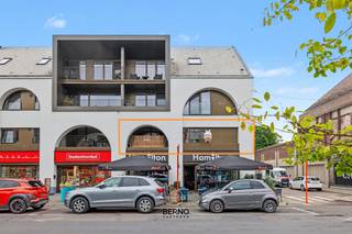 <strong>(Ver)nieuwbouwappartement in het hart van Dendermonde</strong><br /><br />Op een uitstekende locatie in het centrum van Dendermonde bevindt zich dit stijlvolle en energiezuinige (ver)nieuwbouwappartement. Dankzij de centrale ligging woont u hier op wandelafstand van winkels, horeca, scholen, openbaar vervoer en alle voorzieningen die de stad te bieden heeft.<br /><br />Het appartement werd met oog voor comfort en hedendaags woonplezier ingericht. De gezellige leefruimte sluit mooi aan op de moderne, volledig uitgeruste keuken, terwijl de slaapkamer beschikt over een ensuite badkamer, wat zorgt voor een praktische en aangename indeling.<br /><br />Dit appartement vormt de ideale woonst voor starters, alleenstaanden, koppels of investeerders die op zoek zijn naar een zorgeloze investering op een toplocatie.<br /><br />Bovendien geniet u van een uitstekende energieprestatie dankzij het EPC-label A, wat resulteert in een laag energieverbruik en een hoog wooncomfort. Ook een gemeenschappelijke fietsenstalling is aanwezig, een absolute meerwaarde in het stadscentrum.<br /><br />Troeven
<ul>
<li>Vernieuwbouwappartement</li>
<li>EPC A</li>
<li>Slaapkamer met ensuite badkamer</li>
<li>Fietsenstalling aanwezig</li>
<li>Op wandelafstand van winkels, horeca en openbaar vervoer</li>
<li><strong>Slechts 2% registratierechten mogelijk</strong> (onder voorbehoud van de geldende voorwaarden)</li>
</ul>
<br />Bent u op zoek naar een instapklaar appartement op een toplocatie of een interessante investering in het centrum van Dendermonde? Dan is dit appartement beslist een bezoek waard. Voor meer info of een bezoek: niels@berno.be of 052/20.24.40