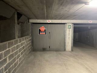 Deze goed gelegen garagebox bevindt zich op verdieping -1 van het garagecomplex Hendrikaplein te Nieuwpoort-Bad.<br /><br />De afmetingen zijn als volgt:<br /><br /><strong><u>Afmetingen poort:</u></strong>
<ul>
	<li>Hoogte: 1,90m</li>
	<li>Breedte: 2,41m</li>
</ul>
<br /><u><strong>Afmetingen binnen:</strong></u>

<ul>
	<li>Hoogte: 2,49m</li>
	<li>Breedte: 2,86m</li>
	<li>Diepte: 5,45m</li>
</ul>