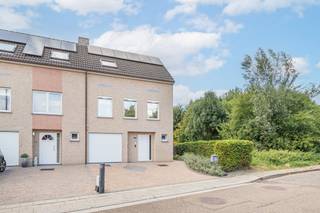 Ontdek deze instapklare woning aan de rand van Mechelen, waar rust en bereikbaarheid elkaar perfect aanvullen. Dankzij de ligging vlak bij een...