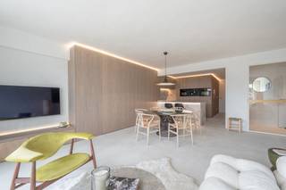 Prachtig gerenoveerd appartement op een toplocatie vlakbij de winkels en het strand met uitzicht op de Kustlaan en de Minigolf. Indeling: inkomhal met gastentoilet en vestiaire. Ruime lichtrijke woon- en eetkamer met kastenwand en toegang tot het zuidgerichte terras genietend van open zichten. Open geïnstalleerde keuken voorzien van alle apparatuur oa van Miele met ontbijthoek. Berging met aansluiting voor wasmachine en droogkast. Masterbedroom met aansluitende douchekamer (lavabo - toilet en douche) en ingemaakte kasten. 2de ruime slaapkamer met douchekamer en ingemaakte kasten en apart toilet. 3de slaapkamer met stapelbedjes, lavabo en ingemaakte kast. Privatieve kelder. Gemeenschappelijke fietsenberging op het gelijkvloers. Mogelijkheid om een garagebox aan te kopen in de directe omgeving.