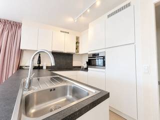 Op zoek naar een instapklaar nieuwbouwappartement op een toplocatie in Blankenberge?<br /><br />Dan is dit stijlvolle gemeubeld tweeslaapkamerappartement op de eerste verdieping zeker een bezoek waard. Dankzij de uitstekende ligging, op slechts 50 meter van de Zeedijk, geniet u van de nabijheid van het strand, winkels, horeca en openbaar vervoer.<br /><br />Via de inkomhal komt u terecht in de lichtrijke woonkamer met aangename leefruimte. Aansluitend bevindt zich de volledig uitgeruste open keuken, voorzien van alle moderne toestellen, waaronder een kookplaat met dampkap, oven, koelkast, vaatwasser en spoelbak.<br /><br />Het appartement beschikt over twee volwaardige slaapkamers en een moderne badkamer, uitgerust met een inloopdouche en lavabo. Daarnaast is er een apart toilet aanwezig en een berging voor extra comfort.<br /><br />Dankzij de recente nieuwbouwafwerking geniet u van een energiezuinige en hedendaagse woonomgeving, waarbij kwaliteit en wooncomfort centraal staan. Het appartement wordt uitsluitend verhuurd als tweede verblijf.<br /><br />Een ideale woonst voor wie op zoek is naar een verzorgd en modern appartement op een uitstekende locatie aan de Belgische kust.<br /><br />Beschikbaarheid: 1 november 2026.<br /><br />Aarzel niet en plan vandaag nog uw bezoek!<br /><br />Provisie algemene kosten: €50/maand.<br /><br />tweedeverblijfstaks: €1.099/jaar.<br /><br />