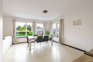 <p><span>Afspraak BEZOEKDAG TELEFONISCH via Jari Wante op 0470/21.14.82<br /><br />Op een topligging in centrum Wetteren vinden we dit lichtrijke appartement op de eerste verdieping. Het is zeer gunstig gelegen in de directe nabijheid van alle nodige voorzieningen zoals scholen, winkels en het openbaar vervoer met het station vlakbij. Bovendien geniet u van een vlotte verbinding naar de belangrijkste invalswegen.<br /><br />De indeling is als volgt: inkomhal met gastentoilet en lichtrijke leefruimte met aansluitend de keuken. Achtergelegen vinden we 2 slaapkamers en een badkamer. <br /><br />EPC: 192 kWh/ (m² jaar) – Label B</span></p><p><span>Keuring elektriciteit conform tot 2041<br />Asbestveilig</span></p><p><span>Hoogrendementsglas met PVC<br /><br />Alle documenten zijn te raadplegen op www.immo-zone.be</span></p><p><span> </span></p>