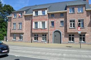 INDELINGInkomhal ca. 5m² - donkergrijze keramische tegelvloer - glazen deur naar livingGastentoilet ca. 1 m² - donkergrijze keramische tegelvloer -...