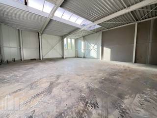Nieuwbouw KMO-park bestaande uit 7 KMO-units te koop met oppervlaktes tussen 170 m² en 272 m². De strategische ligging vlakbij de N46 zorgt voor een snelle aansluiting richting de E40, wat zorgt voor een vlotte verbinding richting Gent, Brussel en omliggende gemeenten zoals Zottegem en Aalst.<br /><br />De unit van 265 m² maakt deel uit van het Bedrijvenpark Dereadt en is opgebouwd uit een staalconstructie, in combinatie met een betonplint en geïsoleerde sandwichpanelen. De loods heeft een brandklasse C en beschikt over lichtstraten met rookluik, polybetonvloer en een sectionale poort met afzonderlijke toegangsdeur. Dankzij de casco oplevering behoudt u de vrijheid om de afwerking volledig af te stemmen op uw eigen wensen en noden. Tevens 1 parkeerplaats voorzien.<br /><br />Verwachte oplevering september 2026. <br /><br />Heeft u interesse of wenst u graag meer details over dit aanbod? Neem contact op met Gill voor meer info, plannen en lastenboek via het nummer 09 219 90 30.