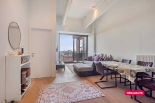 Loft-appartement (75m²) met één slaapkamer te koop in een voormalig fabrieksgebouw gelegen te Anderlecht. Het gebouw werd omgevormd naar lofts en opgeleverd in 2015. De hoge plafonds, het ruimte gevoel en het aangename terras van 15m² zijn slechts enkele troeven van dit appartement.Het appartement is als volgt ingedeeld: - ruime lichtrijke woonkamer met open keuken en aanpalend terras- keuken voorzien van al het nodige comfort: kookplaat, ingebouwde koelkast, oven en vaatwasmachine- toegang tot het terras van 15m²- apart toilet- één slaapkamer met en-suite badkamer voorzien van dubbele wastafel en douche- zithoek dewelke gebruikt kan worden als open bureau-ruimte- berging met aansluiting voor wasmachine- kelder n°25- staanplaats (buiten) n°46 (verplicht aan te kopen, niet inbegrepen in vraagprijs)Het appartement beschikt daarnaast over een zeer gunstig EPC-attest (label C) waardoor wordt voldaan aan de energetische normen opgelegd voor Brussel in 2033. Vraagprijs: 295.000 EUR + 20.000 EUR voor de staanplaats.Het appartement wordt momenteel verhuurd tot eind april 2026.Het appartement is gelegen in de nabijheid van openbaar vervoer (metro en bus) en op enkele minuten wandelen van grootwarenhuizen (Colruyt). In de buurt kan je ook terecht in het 'Bospark', een park van 5 hectare groot met o.a. een speeltuin voor kinderen.Wens je dit appartement graag te bezichtigen? Doe een aanvraag via www.dewaele.com of contacteer Danielle Kaluza via 0491 27 21 88.DISCLAIMER: Sommige afbeeldingen in deze presentatie zijn met AI gegenereerd om het potentieel van het pand te illustreren. Ze tonen niet de exacte, huidige staat. Aan deze beelden kunnen geen rechten worden ontleend.
