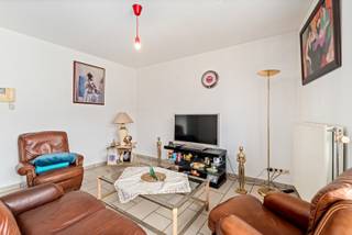 <p>Ruim en energiezuinig appartement met 2 slaapkamers en optionele garage in Ninove</p>
<p>Op een centrale ligging in Ninove vindt u dit verzorgd appartement op de tweede verdieping van een recent gebouw van 2002. Dankzij de vlotte bereikbaarheid bevinden winkels, openbaar vervoer, scholen en belangrijke invalswegen zich op korte afstand.</p>
<p>Met een bewoonbare oppervlakte van 89m² volgens EPC beschikt het appartement over een praktische indeling en aangename leefruimtes.</p>
<p>Indeling:<br />Inkomhal, lichtrijke leefruimte, keuken, berging/wasruimte, apart toilet, badkamer, 2 slaapkamers, berging voorzien aan de grootste slaapkamer (mogelijkheid dressing) en terras/balkon.</p>
<p>Technische troeven:<br />✔ EPC label A – 112 kWh/m²jaar<br />✔ Condensatieketel vernieuwd in 2024<br />✔ Elektriciteit conform tot 2028<br />✔ Dubbele beglazing in aluminium<br />✔ Gebouw van 2002</p>
<p>Extra troeven:<br />✔ Mogelijkheid tot aankoop garagebox achteraan het gebouw (€25.000)<br />✔ Momenteel verhuurd aan stabiele huurder sinds 2018<br />✔ Zeer goed onderhouden appartement<br />✔ Interessant als investering of eigen bewoning</p>
<p>Dit appartement combineert ruimte, energiezuinigheid en een centrale ligging, zowel interessant voor investeerders als voor eigen bewoning.</p>