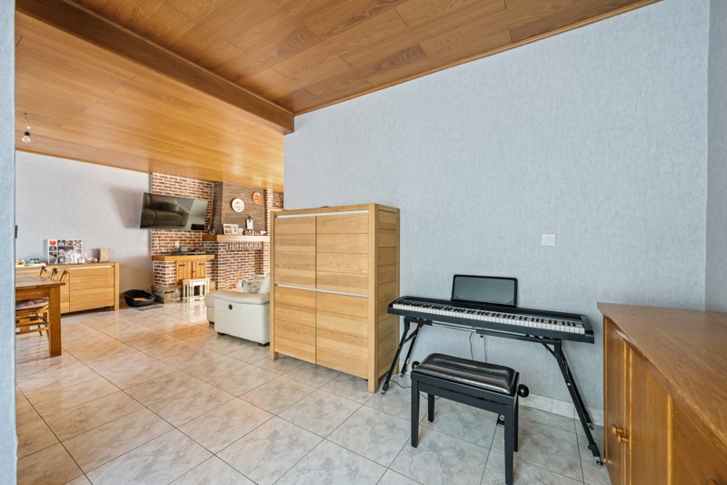 Ruime gezinswoning met 5 slaapkamers, 2 inpandige garages en zonnige tuin met landelijk zicht én uitweg op 747m2 - foto 4