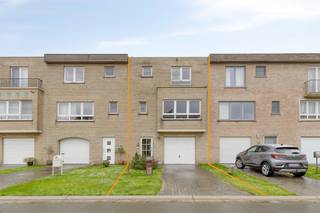 Ontdek deze piekfijn onderhouden bel-étage met 3 SLAAPKAMERS + bureau, zuidgerichte TUIN én GARAGE op een rustige locatie te Wenduine...