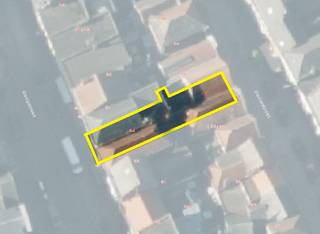 <strong>PRACHTIG GELEGEN COMMERCIËLE EIGENDOM</strong> pal in het <strong>HISTORISCH STADSCENTRUM VAN OUDENAARDE</strong>. Mits <strong>RENOVATIEWERKEN</strong> kan u deze eigendom terug <strong>NIEUW LEVEN INBLAZEN</strong> en uw <strong>ZELFSTANDIGE ACTIVITEITEN DOEN BLOEIEN</strong>. U beschikt over <strong>2 HANDELSPANDEN IN DE COMMERCIËLE STRATEN (HOOGSTRAAT &amp; NEDERSTRAAT)</strong> aan de <strong>MARKT IN OUDENAARDE</strong>. U beschikt samen over een <strong>BRUIKBARE OPPERVLAKTE VAN +-438M²</strong>, waardoor u <strong>TAL VAN MOGELIJKHEDEN</strong> heeft voor een <strong>MOOIE HANDELSZAAK MET BIJHORENDE BURELEN, OPSLAGRUIMTES OF OM ZELF IN TE WONEN. <br /><br />!Kan ook worden gesplitst (240.000 euro (Nederstraat 40) - 200.000 euro(Hoogstraat 35)) worden aangekocht!</strong><br /><br />Adres: Nederstraat 40 - Hoogstraat 35 te Oudenaarde