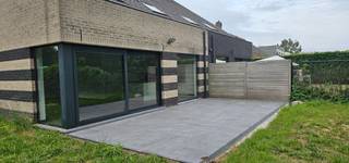 Halfopen bebouwing in de onmiddellijke nabijheid van de R4 en E34. De woning is zeer lichtrijk en ruim. Indeling: inkom met vestiaire - gastentoilet...