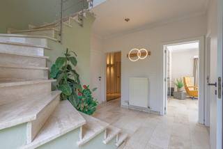 Deze villa in de dorpskern van Sint-Ulriks-Kapelle biedt een combinatie van ruimte, degelijkheid en hedendaags confort.  Ze is gelegen op een...