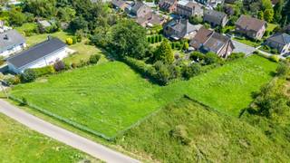 Prachtige bouwgrond van 994 m², uitzonderlijk rustig gelegen als laatste perceel in een doodlopende straat van een verzorgde verkaveling. Deze unieke ligging garandeert een hoge mate van privacy, een verkeersluwe omgeving en een aangenaam uitzicht op het omliggende groen. Bovendien bevindt de bouwgrond zich op een heuvel, waardoor u kunt genieten van prachtige, weidse vrijzichten over de omgeving. Een zeldzame opportuniteit voor wie zijn droomwoning wenst te realiseren op een toplocatie waar rust, comfort, woonkwaliteit én een uniek uitzicht centraal staan.<br /><br />Perceeloppervlakte: 9a94ca<br />Perceelbreedte straatkant: 14.22 meter;<br />Perceelbreedte achteraan: 23.30 meter;<br />Perceeldiepte: 52.17 meter / 46.67 meter<br /><br />Mogelijkheid aankoop extra stuk grond achteraan het perceel van: 11a70ca eveneens bereikbaar via de Leeuwerikstraat<br /><br />Verkavelingsplan/voorschriften beschikbaar op aanvraag<br />Stedenbouwkundige inlichtingen in aanvraag.