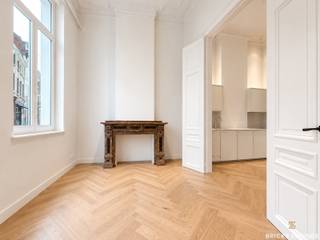 <p>In het hart van het historische centrum van Antwerpen bevindt zich dit prachtige appartement, gelegen in een statig hoekgebouw dat recent volledig en met veel zorg werd gerenoveerd.<span></span></p>
<p>We betreden het appartement op het gelijkvloers via de lichtrijke woon- en leefruimte, afgewerkt met een elegante visgraatparket en een authentieke schouw. De hoge raampartijen zorgen voor een aangename natuurlijke lichtinval en versterken het gevoel van ruimte.</p>
<p>Aansluitend bevindt zich de volledig ingerichte leefkeuken, voorzien van alle nodige toestellen. De gezellige binnenkoer vormt een aangename verlenging van de leefruimte. Via de nachthal bereiken we de slaapkamer en de verzorgde badkamer, uitgerust met een inloopdouche, enkele wastafel en toilet.</p>
<p>Bij de renovatie werd bijzondere aandacht besteed aan de afwerking, materiaalkeuze en het wooncomfort, wat resulteert in een appartement met een tijdloze uitstraling.</p>
<p>Beschikbaar vanaf 01/09/2026 en geschikt voor maximaal 2 personen.</p>
<p>Mogelijkheid tot het huren van een autostaanplaats tegen een meerprijs van €150 per maand.</p>