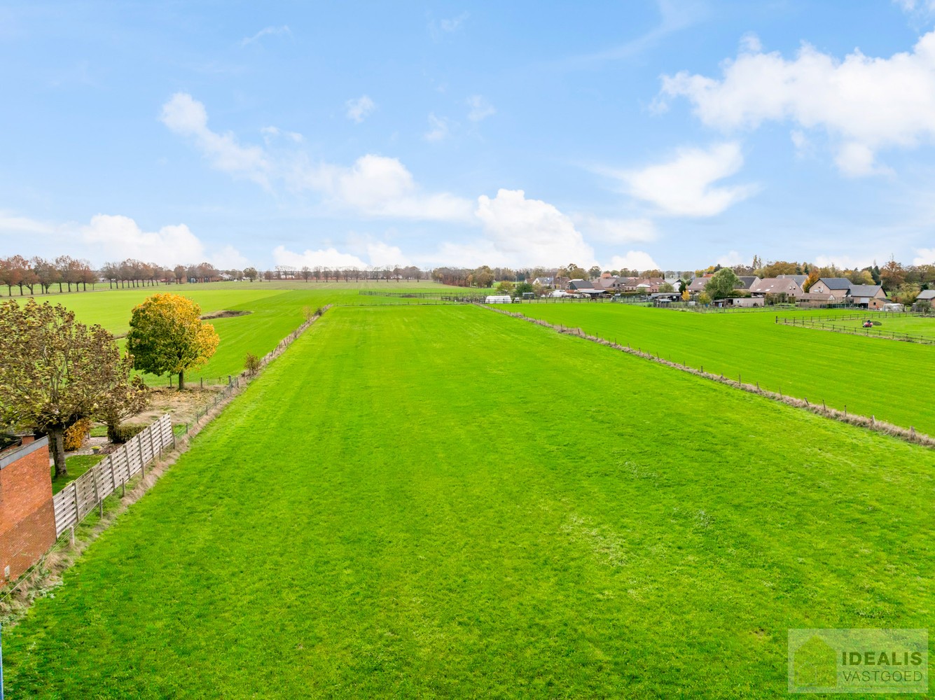 Prachtig perceel bouwgrond voor halfopen bebouwing met een totale oppervlakte van 6a 50ca met aangrenzend een perceel landbouwgrond van 93a 50ca, in totaal maar liefst 1ha! Het betreft een landelijk gelegen kavel in het rustige Wauberg (Peer). De kavel wo - foto 1