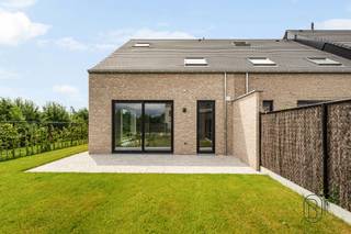 <p>Ontdek deze instapklare en recent gebouwde halfopen woning die ruimte, licht en comfort perfect combineert.<br /><br />Op het gelijkvloers verwelkomt de ruime inkomhal met apart gastentoilet u in de woning. De lichtrijke leefruimte met open, volledig uitgeruste keuken vormt het hart van het huis en biedt een aangename connectie met de tuin. Aansluitend bevindt zich een handige berging.<br /><br />De eerste verdieping beschikt over 3 ruime slaapkamers, een apart toilet en een volledig geïnstalleerde badkamer. Op de tweede verdieping vindt u een polyvalente ruimte die perfect dienst kan doen als 4e slaapkamer, bureau of hobbykamer.<br /><br />Buiten geniet u van een leuke tuin en beschikt de woning bovendien over een garage.<br /><br />Een ideale gezinswoning voor wie op zoek is naar hedendaags wooncomfort, ruimte en een praktische indeling!<br /><br />De woning wordt verkocht onder REGISTRATIE!<br /><br />Meer info of plan je bezoek via denis@immobeguin.be of www.immobeguin.be</p>