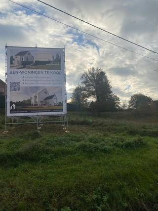 <strong>Landelijk wonen in Herent op een boogscheut van Brussel</strong><br /><br />  Perceel van 8a 60ca.  <br />  PRIJSVAST van 260.000,00 euro exclusief kosten; (Inbegrepen kosten: zie notaris.be)<br /> Bouwen op maat met Splendid kan ook<br /><br />Project Brusselsesteenweg in hartje Herent biedt heel wat mogelijkheden om jouw nieuwbouwwoning te realiseren. Deze bouwgrond voor een open-bebouwing is te koop zonder bouwverplichtingen.
<ul>
</ul>
ℹ️ Wens je meer informatie of een afspraak? Bel ons dan nu op het nummer 011 45 82 30<br />💻 Meer projecten? Surf naar www.splendid.be. Samen maken we jouw woondroom waar.