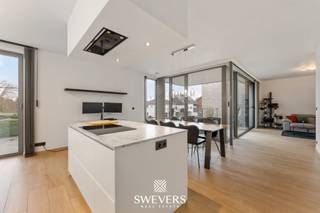 Voor uitgebreide info en foto’s, surf naar www.SWEVERS.be! – Instapklaar, trendy en stijlvol, piekfijn afgewerkt, ideaal gelegen,… en zo kunnen we...