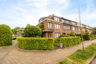 Deze charmante halfopen bebouwing bevindt zich in de uiterst gegeerde en groene Hof van Rieth-wijk te Mortsel. Met een bewoonbare oppervlakte van...